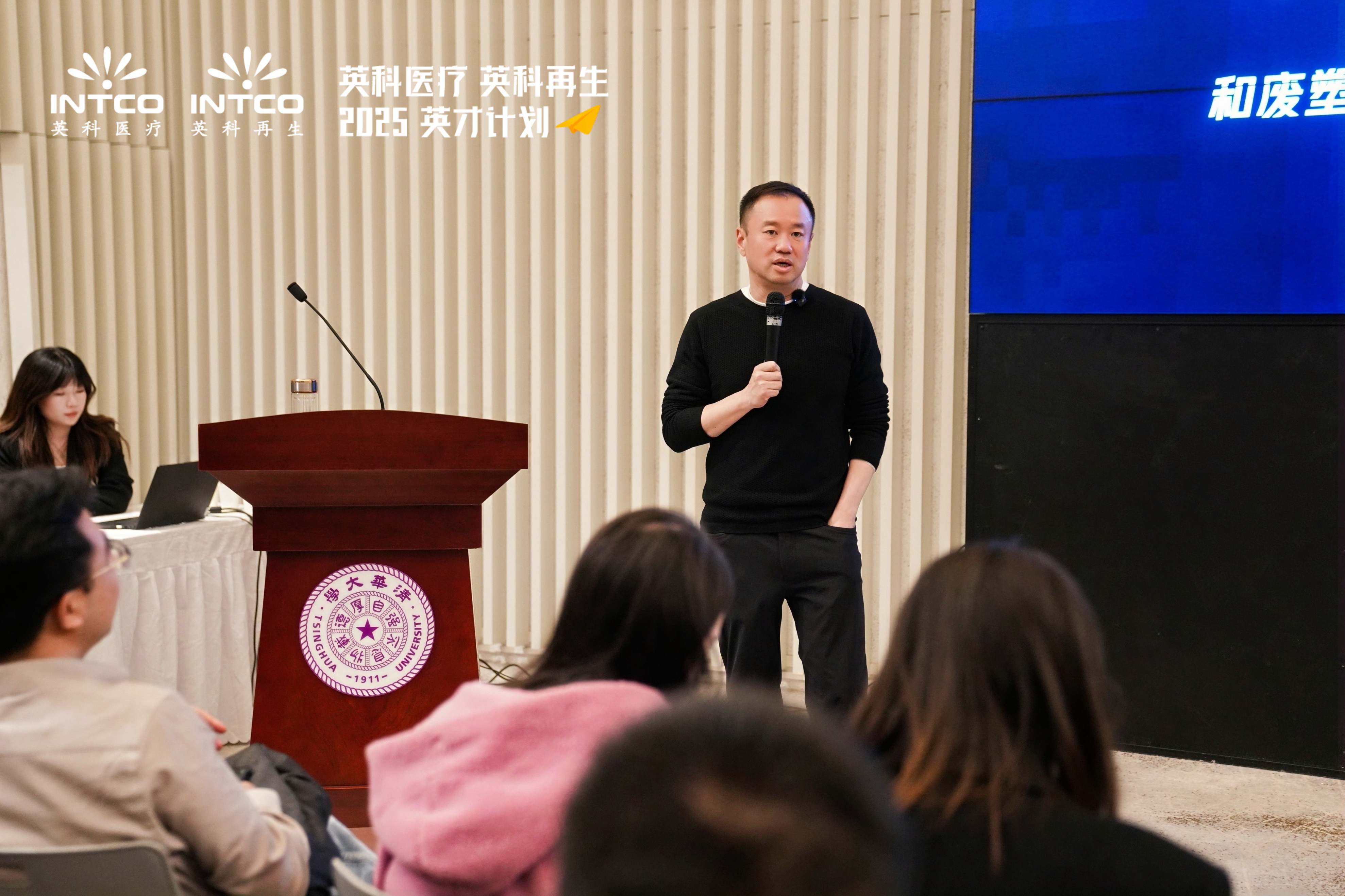 游艇会yth206董事长刘方毅向在场学子分享了自己的创衣氟程